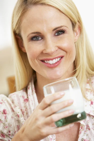 Mid Volwassen Vrouw Met Glas Melk Glimlachend Camera — Stockfoto