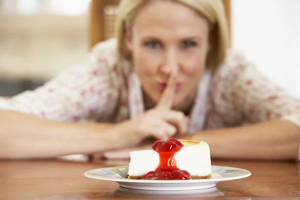 Mulher Adulta Média Olhando Para Cheesecake — Fotografia de Stock