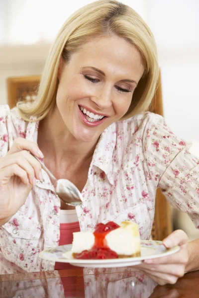 Mulher Adulta Média Comer Cheesecake — Fotografia de Stock
