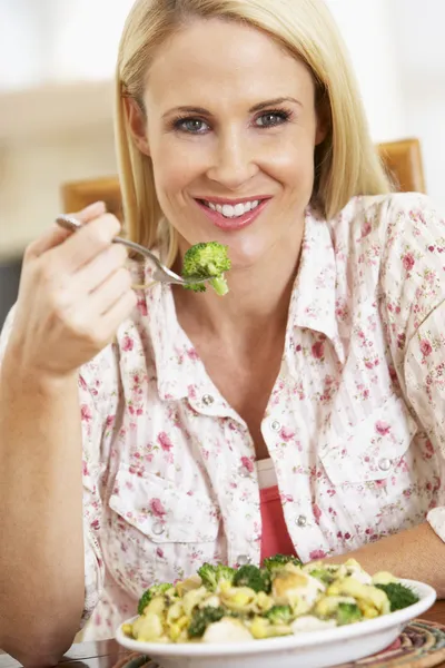 Μέσα του την ενήλικη γυναίκα τρώει ένα υγιεινό γεύμα — Φωτογραφία Αρχείου
