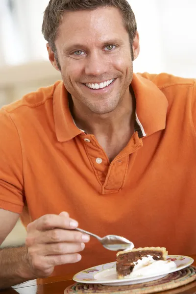 Hombre de mediana edad comiendo pastel de chocolate —  Fotos de Stock