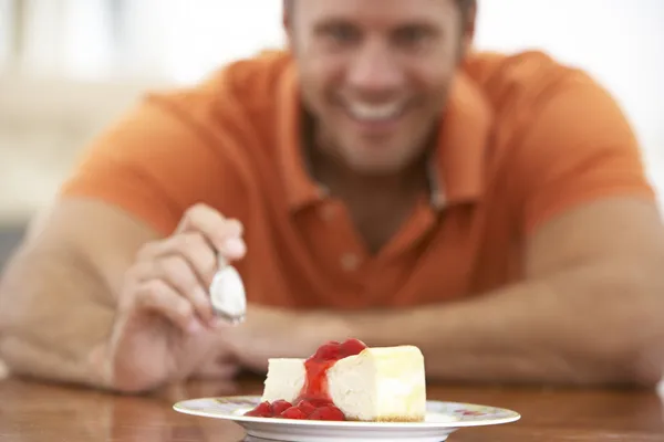Hombre Mediana Edad Comiendo Tarta Queso — Foto de Stock