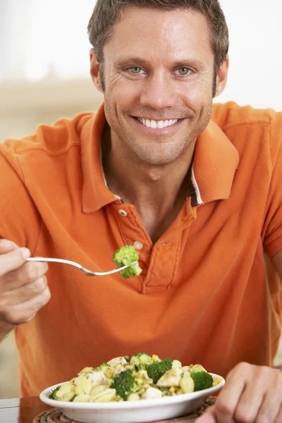 Średniej Wieku Człowiek Jedzenie Zdrowy Posiłek Uśmiechając Się Kamery — Zdjęcie stockowe