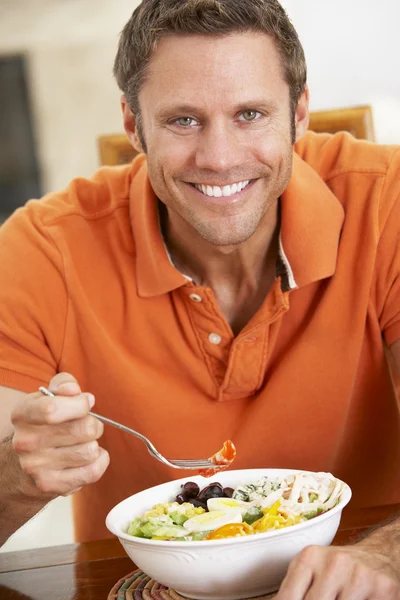 Midden leeftijd man die eten van een gezonde maaltijd, lacht op de camera — Stockfoto