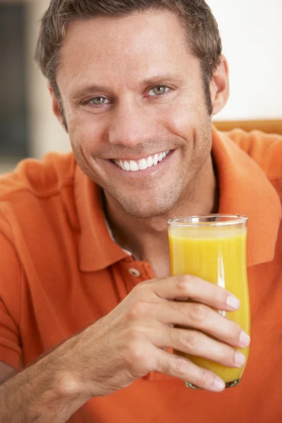 Hombre Mediana Edad Bebiendo Jugo Naranja Fresco —  Fotos de Stock