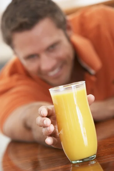 Μέσης ηλικίας άνθρωπο πόσιμο φρέσκο χυμό πορτοκάλι — Φωτογραφία Αρχείου