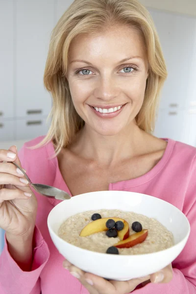 Metà donna adulta che mangia porridge con frutta fresca — Foto Stock