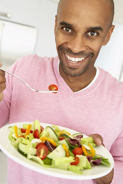 Чоловік середнього віку їсть салат — стокове фото