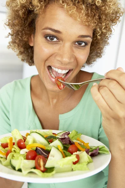 Середньої Дорослої Жінки Їдять Салат — стокове фото