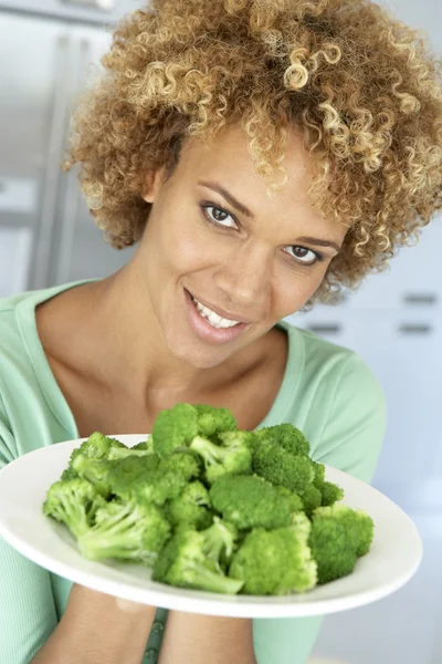 Metà Donna Adulta Che Tiene Piatto Broccoli Sorridente Venuto — Foto Stock