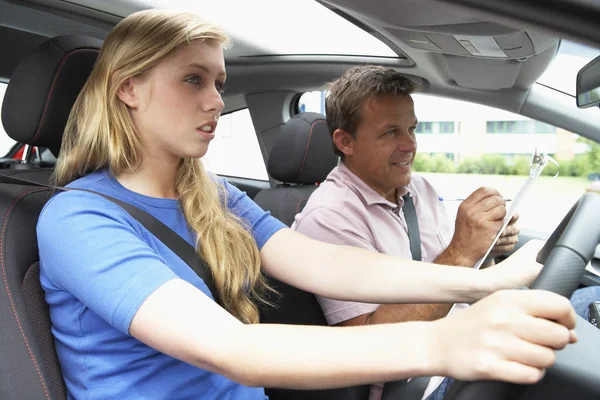 Adolescente menina tomando uma lição de condução — Fotografia de Stock