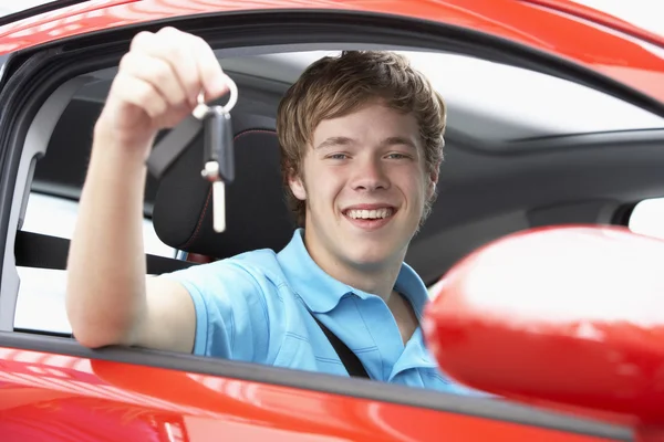 Підліток Хлопчик Сидить Машині Тримає Автомобіль Ключі — стокове фото