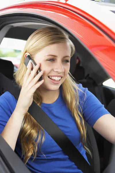 Tizenéves Lány Kocsiban Beszél Mobiltelefon — Stock Fotó