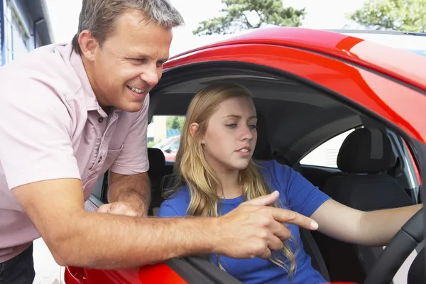 Dospívající Dívka Naučit Řídit — Stock fotografie