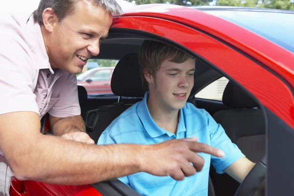 Мальчик-подросток учится водить машину — стоковое фото