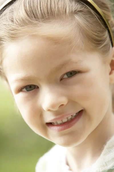 Porträt Eines Lächelnden Mädchens — Stockfoto