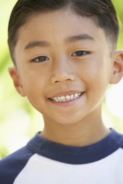Porträtt av pojke leende — Stockfoto