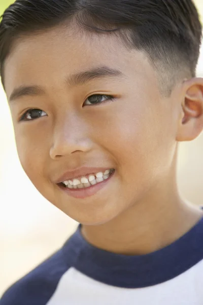 Προσωπογραφία Αγοριού Που Είναι Χαμογελώντας — Φωτογραφία Αρχείου