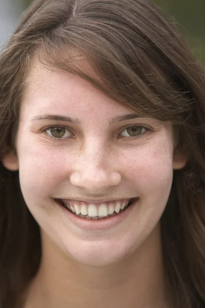 Porträtt av tonårig flicka leende — Stockfoto