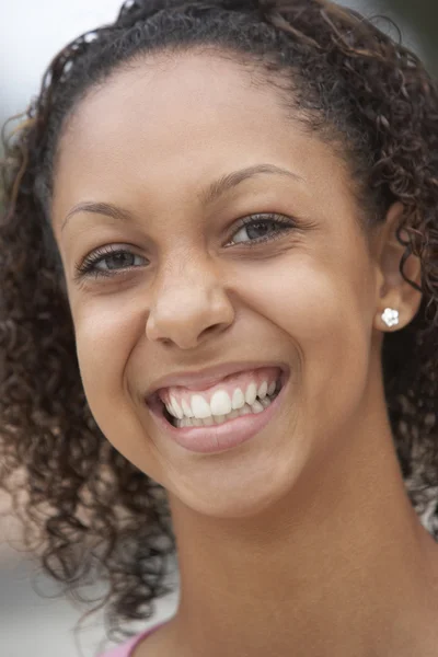 Portret Nastolatka Uśmiechający Się — Zdjęcie stockowe