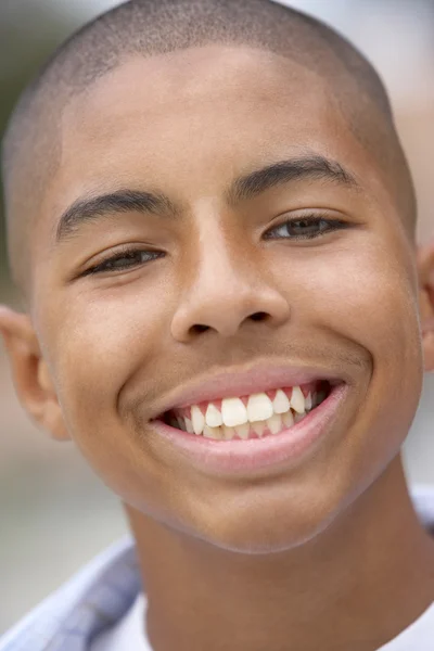 十几岁的男孩微笑的肖像 — 图库照片