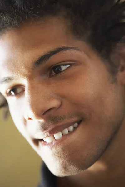 Πορτραίτο του έφηβου αγοριού χαμογελώντας — Φωτογραφία Αρχείου