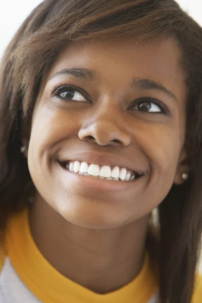 Portrét dospívající dívka s úsměvem — Stock fotografie