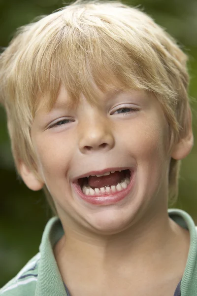小男孩笑的肖像 — 图库照片