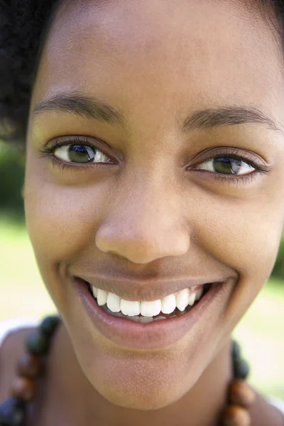 Retrato de una adolescente sonriendo — Foto de Stock