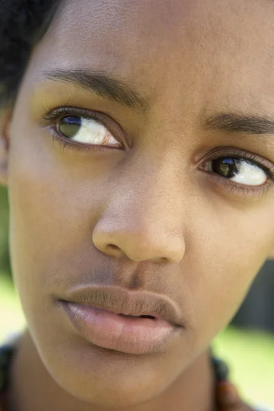 Retrato de adolescente menina olhando pensativo — Fotografia de Stock