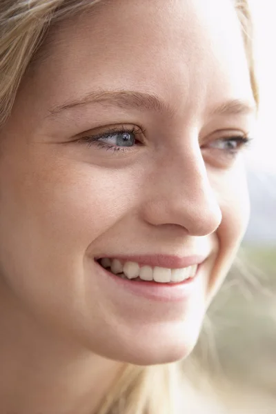 Retrato Una Adolescente Sonriendo —  Fotos de Stock