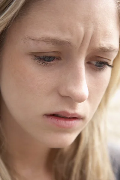 Porträtt av tonårig flicka ser upprörd — Stockfoto