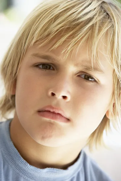Porträt eines kleinen Jungen, der die Stirn runzelt — Stockfoto
