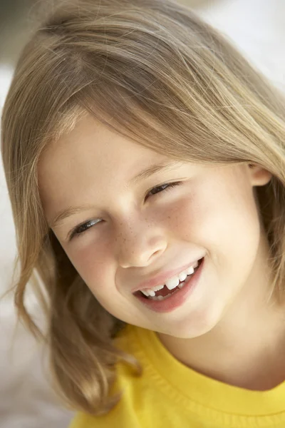 Retrato de niña sonriendo —  Fotos de Stock