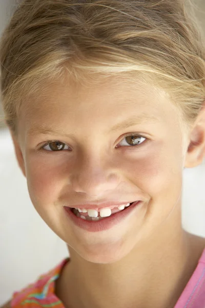 Porträtt av flicka leende — Stockfoto