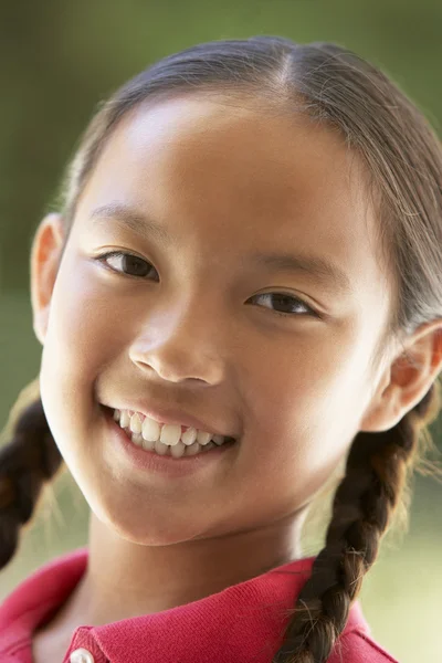 Πορτραίτο Κοριτσιού Που Είναι Χαμογελώντας — Φωτογραφία Αρχείου