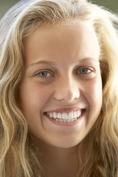笑みを浮かべて 10 代の少女の肖像画 — ストック写真