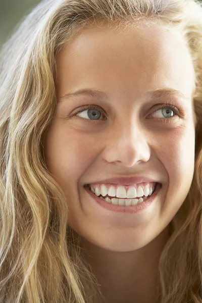 笑みを浮かべて 10 代の少女の肖像画 — ストック写真