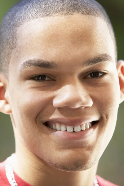 十几岁的男孩微笑的肖像 — 图库照片