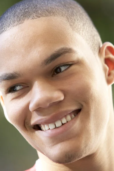 Ritratto di ragazzo adolescente sorridente — Foto Stock