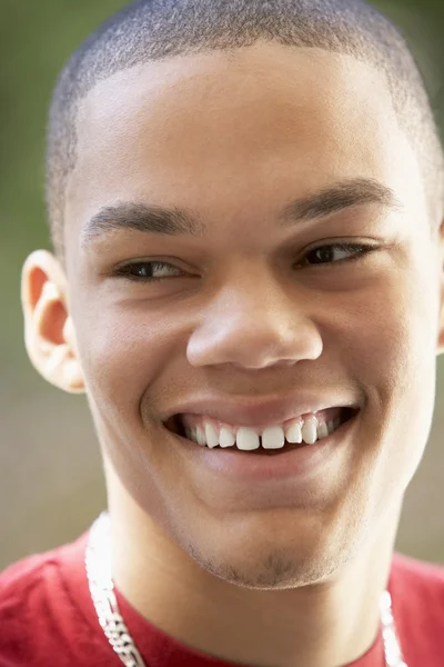 Πορτραίτο Του Έφηβου Αγοριού Χαμογελώντας — Φωτογραφία Αρχείου