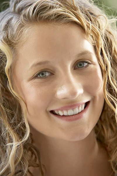 Retrato Adolescente Menina Sorrindo — Fotografia de Stock
