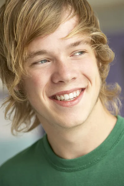 Portrét dospívající chlapec s úsměvem — Stock fotografie