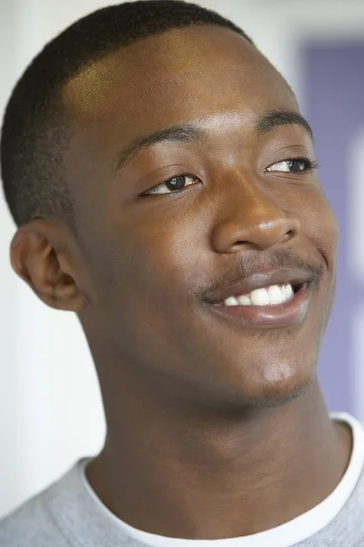 Portret Nastoletni Chłopak Uśmiechając Się — Zdjęcie stockowe