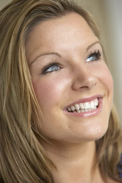 Portrét dospívající dívka s úsměvem — Stock fotografie