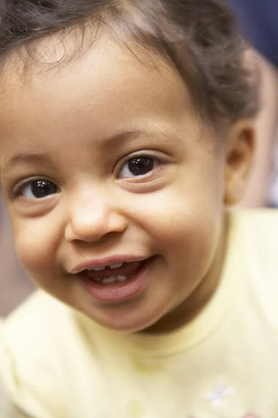 笑みを浮かべて赤ちゃんの少女の肖像画 — ストック写真