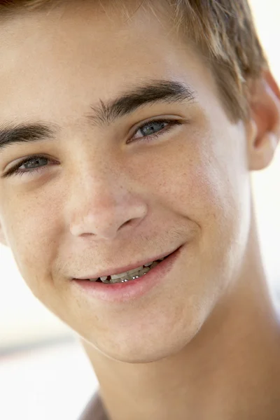 Retrato Adolescente Menino Sorrindo — Fotografia de Stock