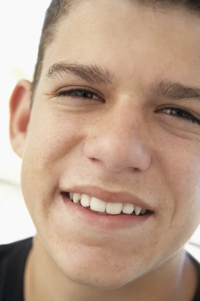笑みを浮かべて 10 代の少年のポートレート — ストック写真