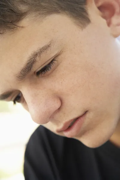 Retrato Adolescente Menino Olhando Perturbado — Fotografia de Stock