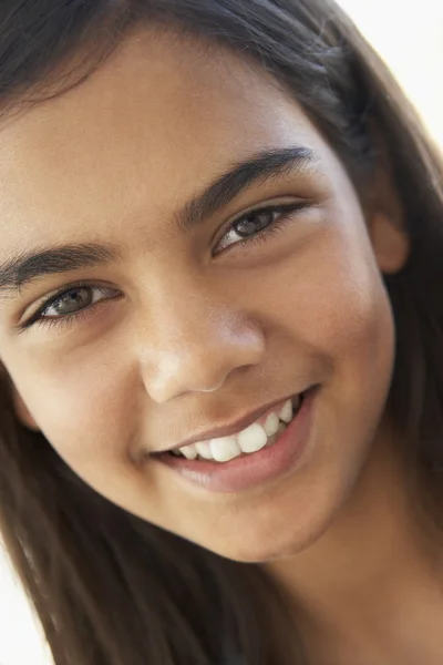 Retrato de pré-adolescente menina sorrindo — Fotografia de Stock